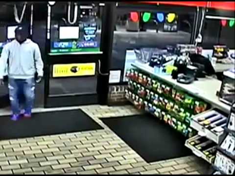 لص يسرق متجرًا ثم يرتكب واقعة حمقاء