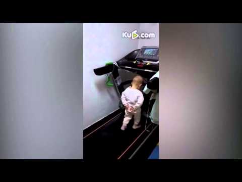 طفل يسير على