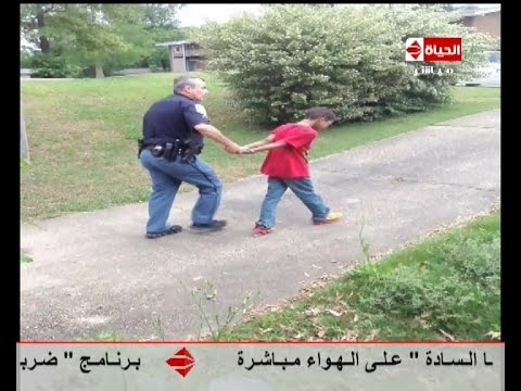 معاقبة الأم لطفلها عبر تمثيل استدعاء الشرطة