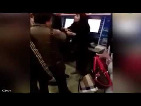 راكب مترو يعتدي على امرأة تخطّته في طابور الانتظار في الصين
