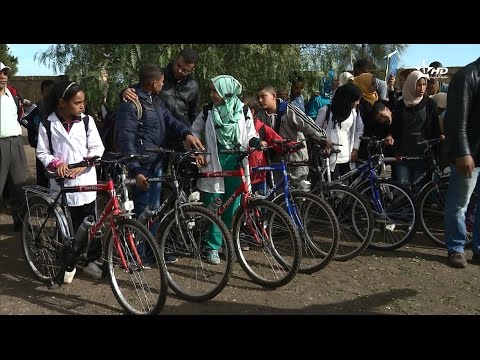 بالفيديو توزيع دراجات هوائية ومساعدات على الطلبة