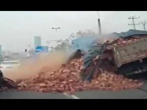 حمولة طوب أحمر تدفن سيارة كبيرة على طريق عام