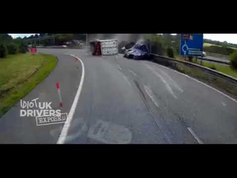 سائق ينجو من الموت بأعجوبة في حادث تصادم مروع