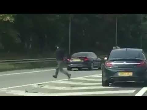 لحظة فرار مهاجرين غير شرعيين من شاحنة بولندية