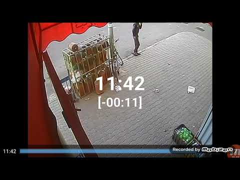 لحظة سرقة لص دراجة هوائية أمام سوبر ماركت