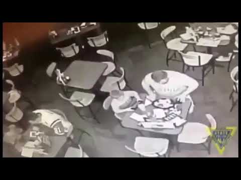 بالفيديو  لحظة إنقاذ رجل يصارع الموت داخل مطعم