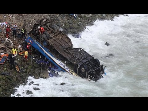 عشرات القتلى جراء تصادم حافلة وشاحنة في بيرو