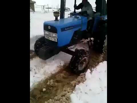 شاهد سيدة مريضة معلقة في مركبة نقل البضائع لإيصالها إلى المستشفى