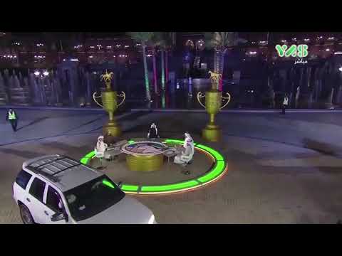 شاهد لحظة اقتحام امرأة بسيارتها ستوديو قناة إماراتية