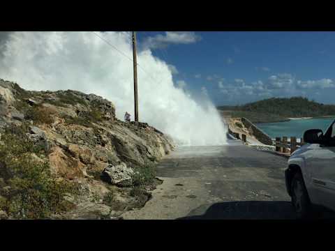 شاهد موجة عملاقة تطيح برجل من أعلى جسر