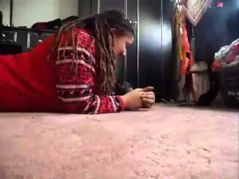 فتاة وصديقها المقرب “فأر” يلعبان الاستغماية