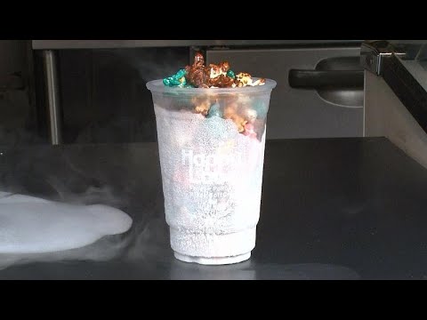 شاهد أوساكا اليابانية تواجه حر الصيف بـالفشار المثلجشاهد أوساكا اليابانية تواجه حر الصيف بـالفشار المثلج