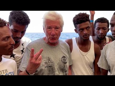 شاهد نجم هوليوود يزور سفينة لمهاجرين عالقين في البحر المتوسط