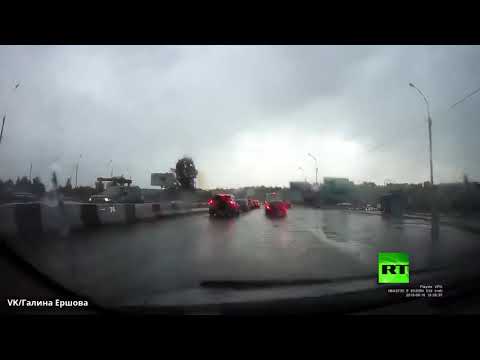 البرق يضرب سياءة أثناء سيرها في بنوفسيبيرسك الروسية