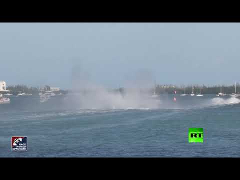 شاهد لحظة اصطدام قاربين رياضيين أثناء مسابقة