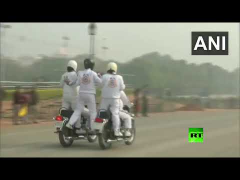 شاهد سائقات الدراجات النارية تظهرن مهاراتهن