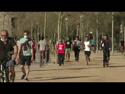 شاهد إقبال الإسبان على الحياة بعد رفع الحجر الصحي