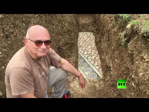 شاهد علماء الآثار يعثرون على أرضية من الفسيفساء الرومانية في إيطاليا