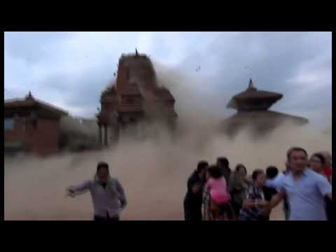 بالفيديو يظهر لحظة انهيار مباني عريقة