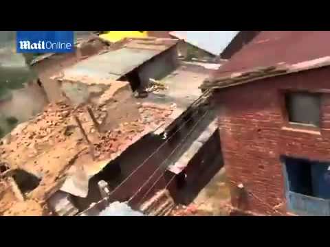 بالفيديو عندما عادت الكارثة مرة ثانية وضرب زلزال نيبال معبد