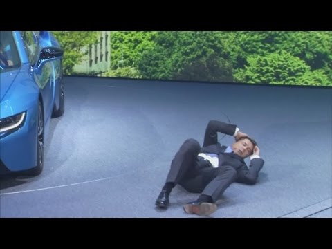 شاهد مدير bmw التنفيذي يسقط في معرض فرانكفورت