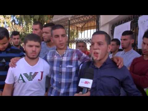 الطلبة المقصيون من الماجستير يحتجون أمام كلية الإعلام